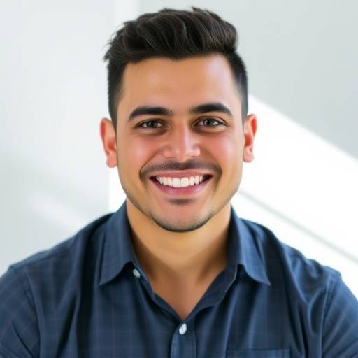 Retrato de Carlos Ramírez, Coordinador de Programas de Oratoria Brillante, mostrando una sonrisa amigable y confiada.